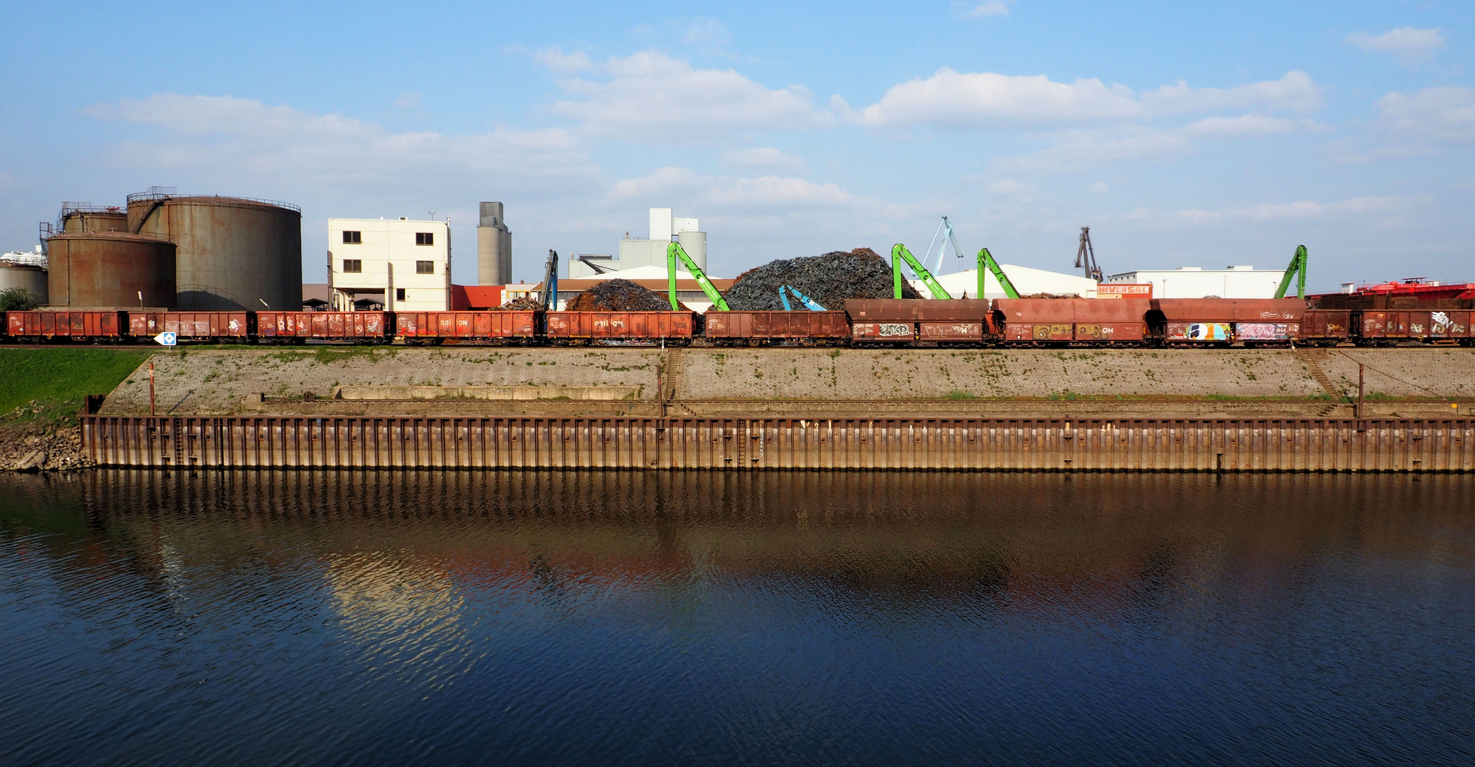 Neusser Hafen Schrottecke ...zum Spiegeltag...