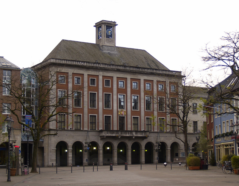 Neusser Rathaus am Sonntag