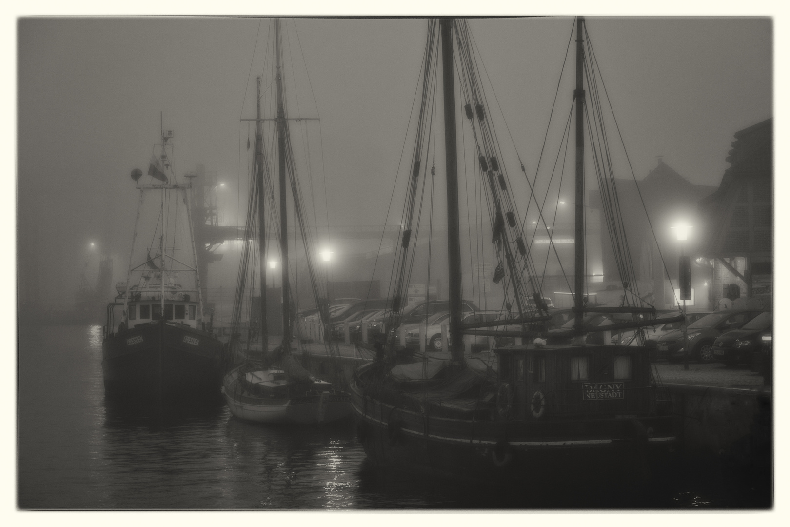 Neustadt Hafen bei Nacht und Nebel