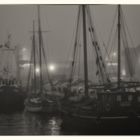 Neustadt Hafen bei Nacht und Nebel