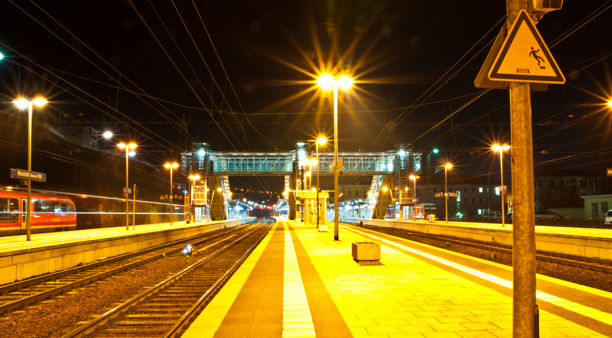 Neustadter Bahnhof bei Nacht