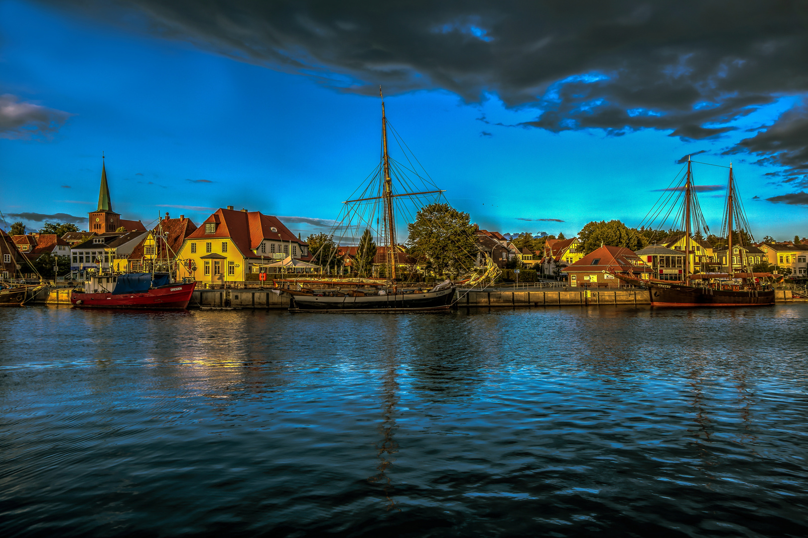 Neustädter Hafen im Abendlicht