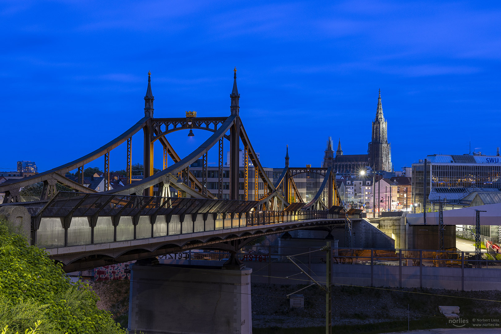 Neutorbrücke mit Münster in der Blauen Stunde