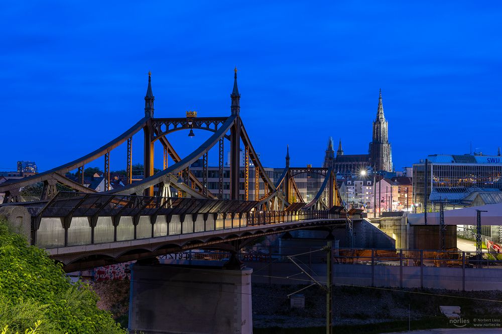 Neutorbrücke mit Münster in der Blauen Stunde