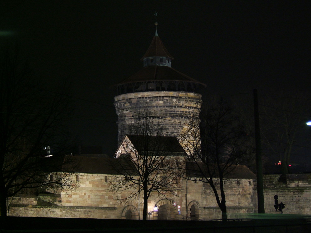 Neutorgraben mit Turm bei Nacht in Nürnberg