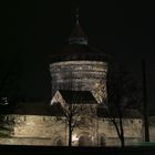 Neutorgraben mit Turm bei Nacht in Nürnberg