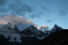 Nevado Yerupaja, Yerupaja Chico e Jirishanca, poco prima dell'alba