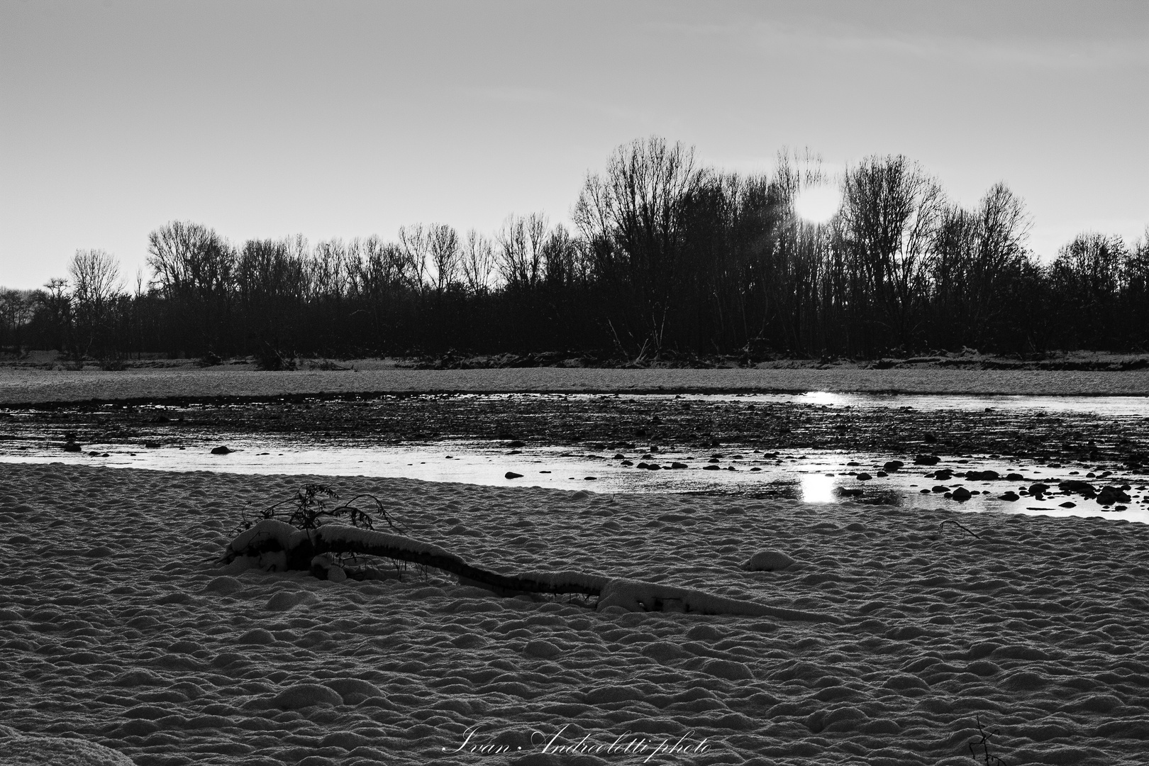 neve al sole sul fiume Sesia