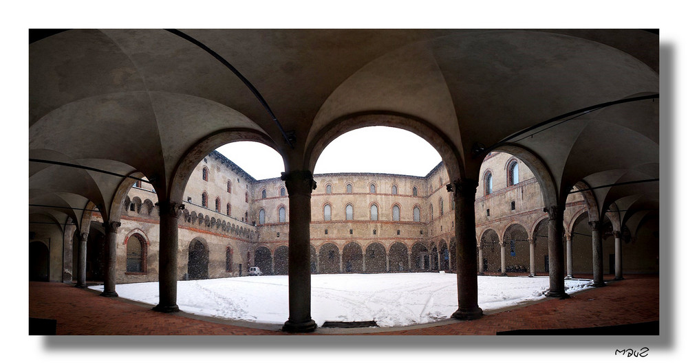 .. Neve nella Corte del Castello Sforzesco....