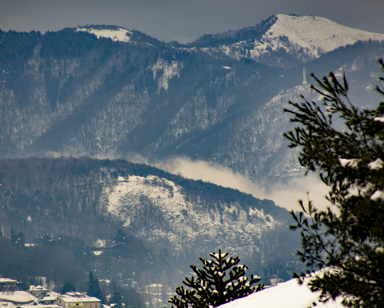 Neve su monti di Como