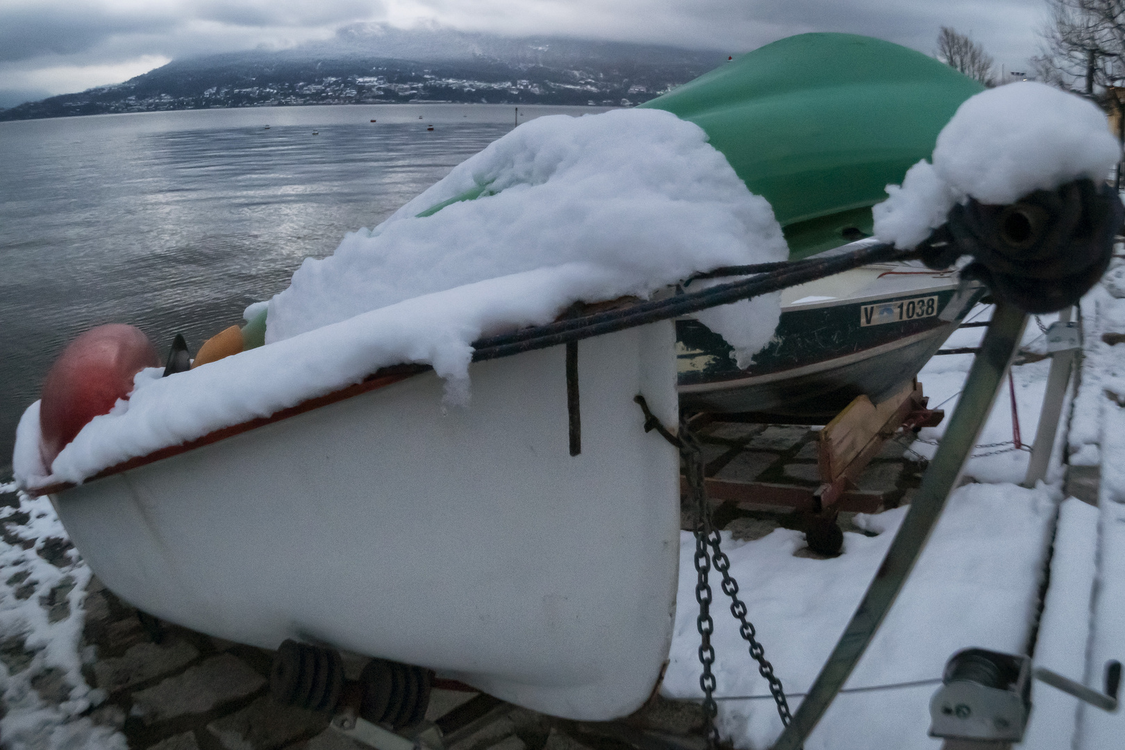 Neve sul lungolago