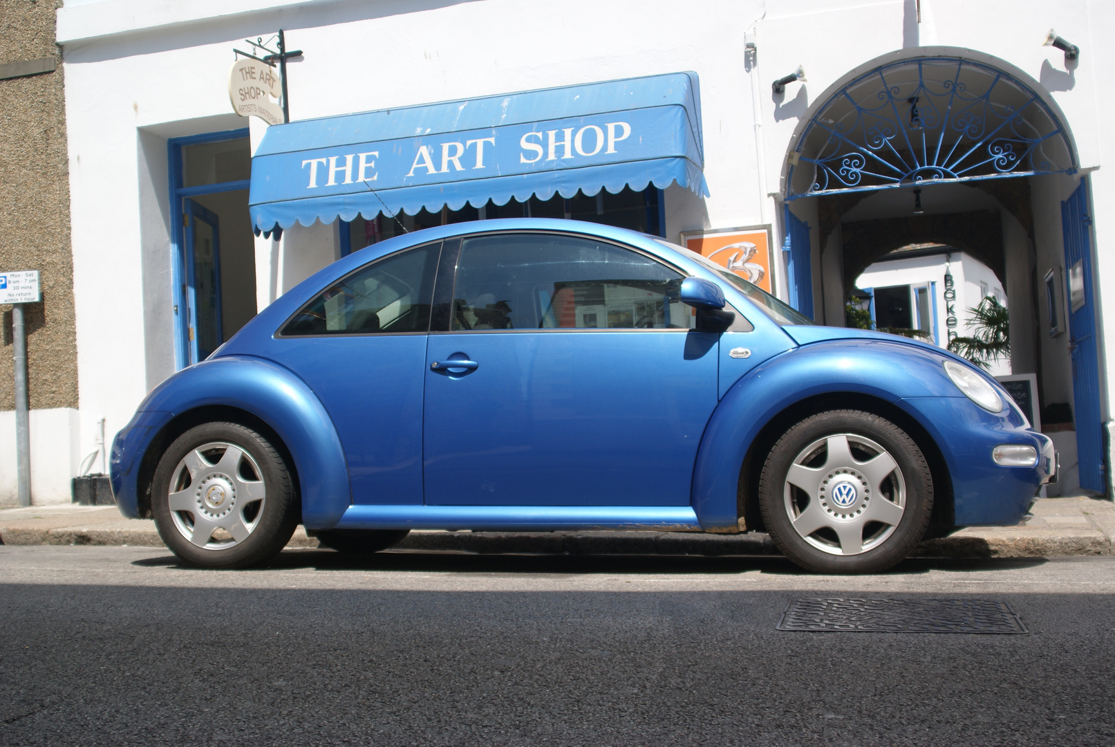 New Beetle vor Galerie- feel blue ;o)