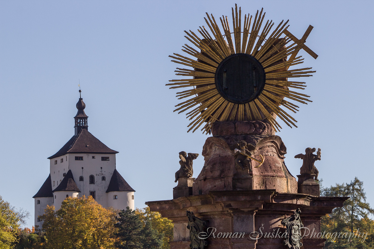 New Castle and Plague Pillar (SK)