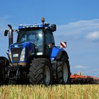 New Holland bei der Bodenbearbeitung