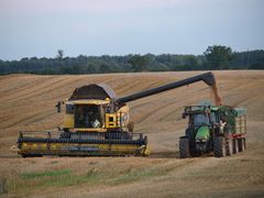 NEW HOLLAND CX 880 beim Abtanken