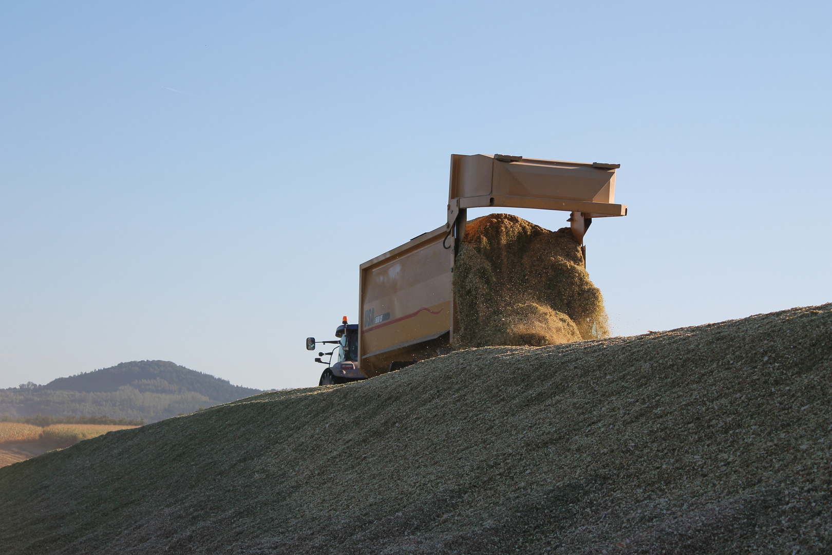 New Holland T7070 mit USA Karre