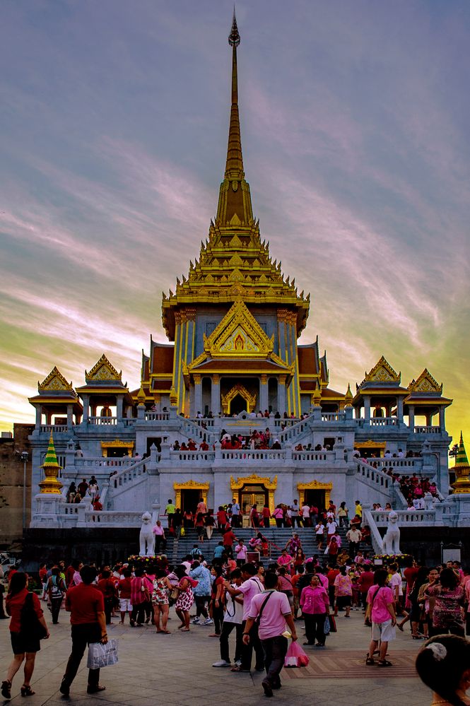 New pagoda in Wat Traimit Bangkok