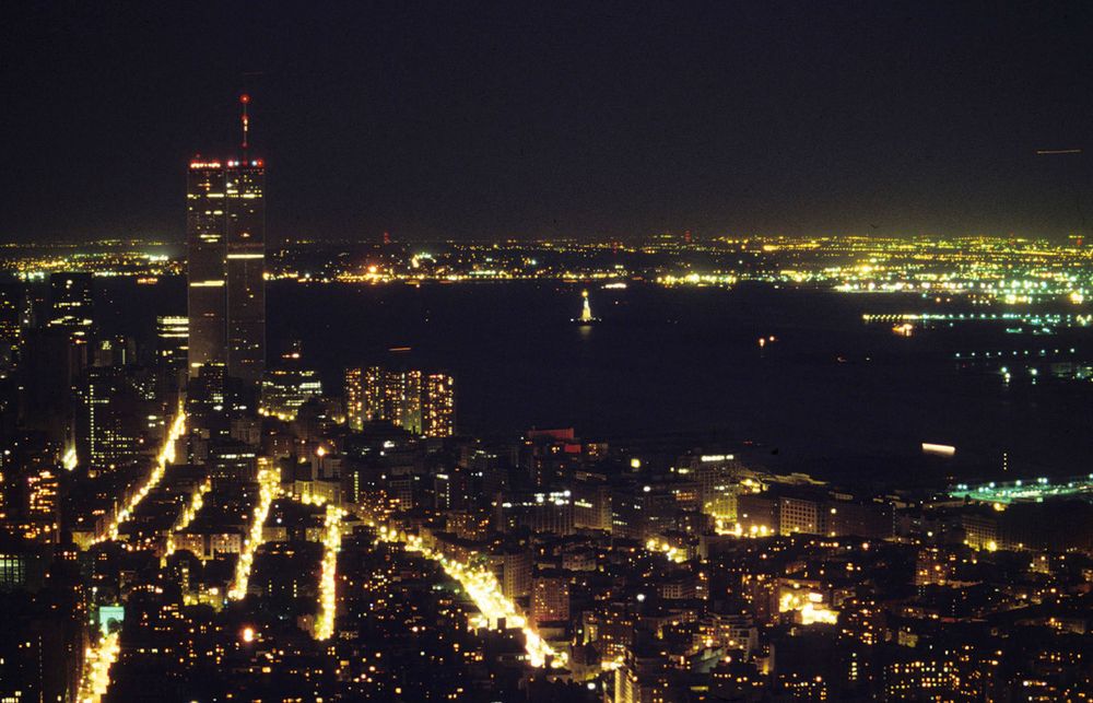 New York by night , Towers of the World Trade Center , Statue of Liberty