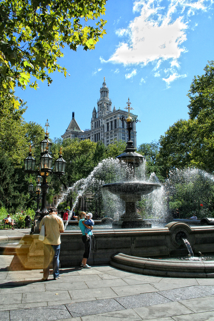 New York - City Hall Park mit den ganztags leuchtenden Gaslampen