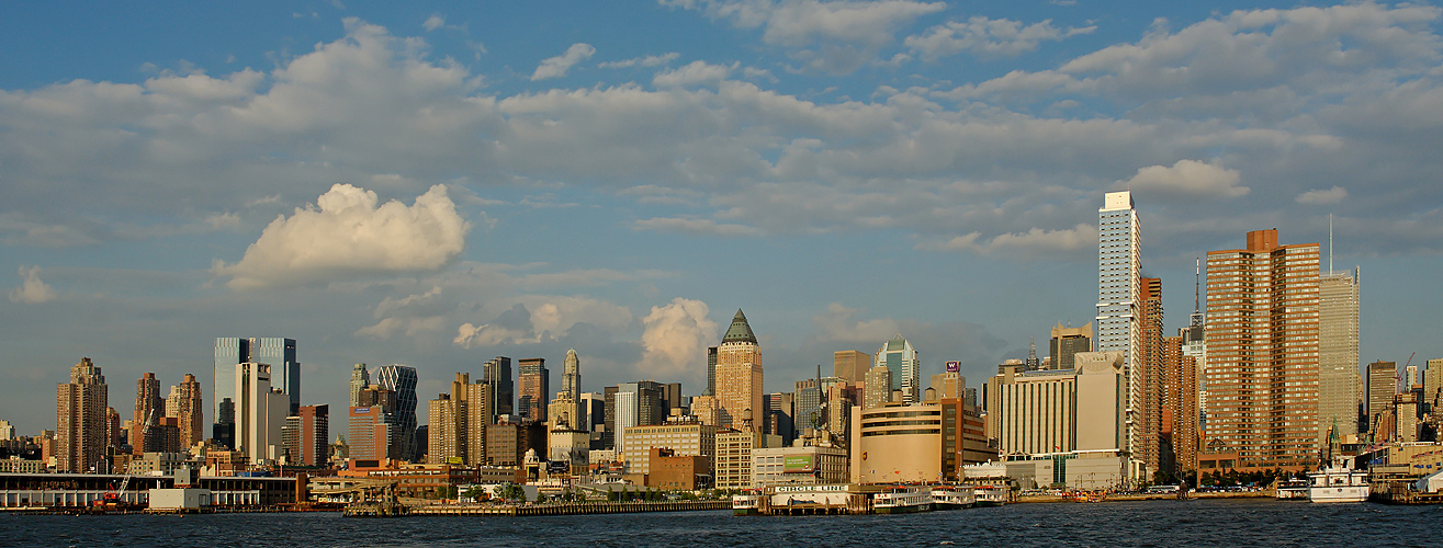 New York City Manhattan Skyline vom Boot aus Fotografiert