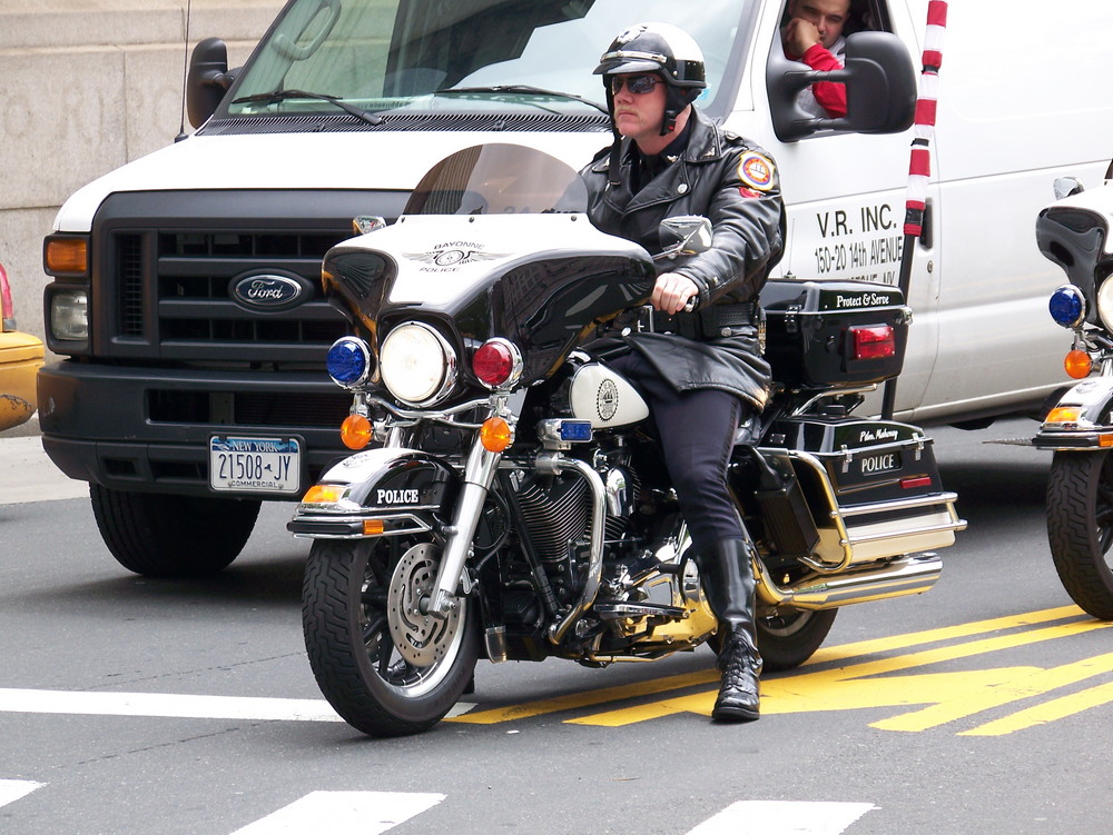 New York Cop auf Harley Davidson