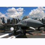 New York: F16 im Sea, Air and Space Museum