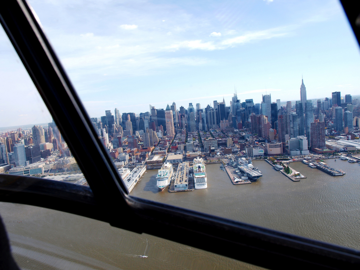 New York- im Heli über dem East River