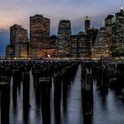 New York Skyline auf wackeligen Pfeilern