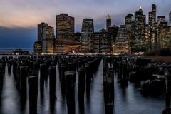 New York Skyline auf wackeligen Pfeilern