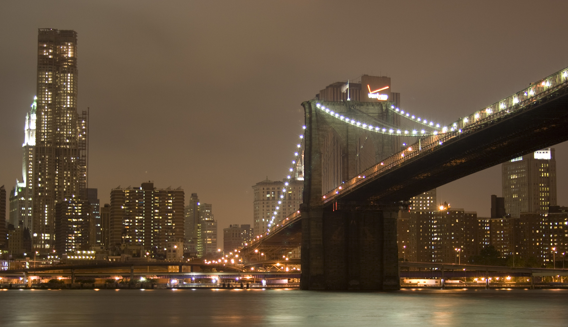 New York Skyline mit Brooklyn Bridge bei Nacht