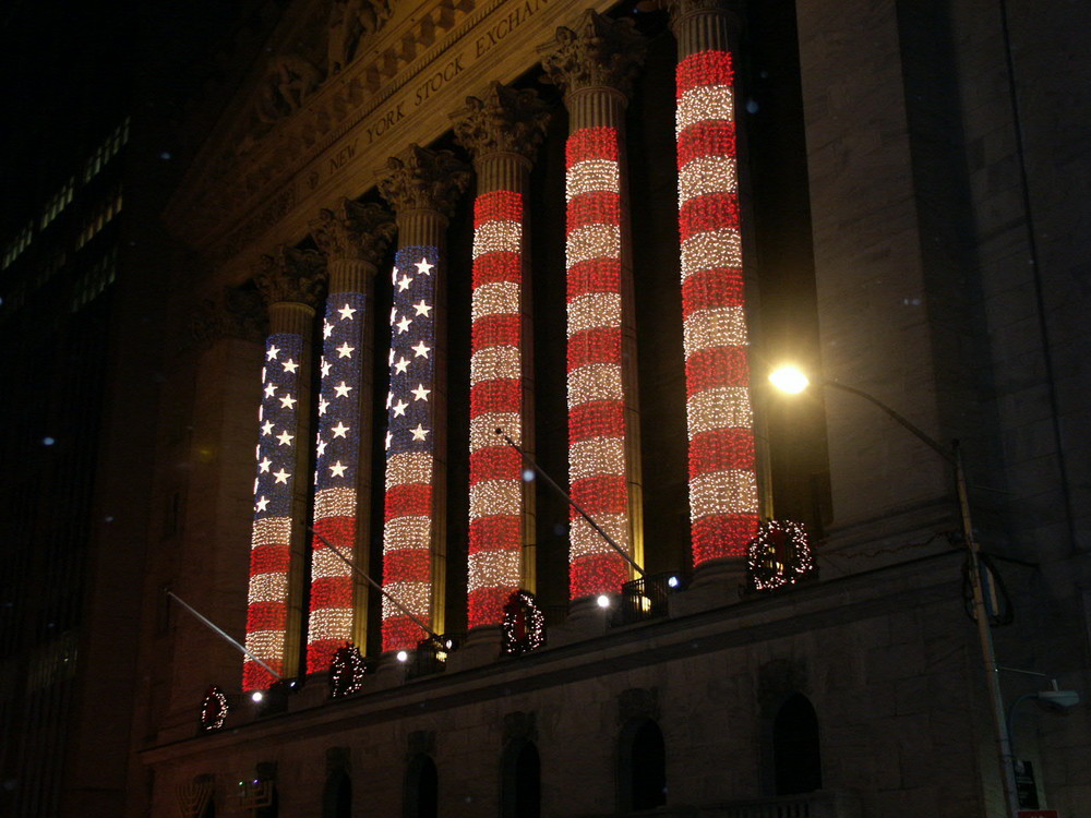 New York Stock Exchange (Wall Street zu Weihnachten festlich geschmückt)