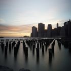 New Yorker Skyline im Brooklyn Bridge Park