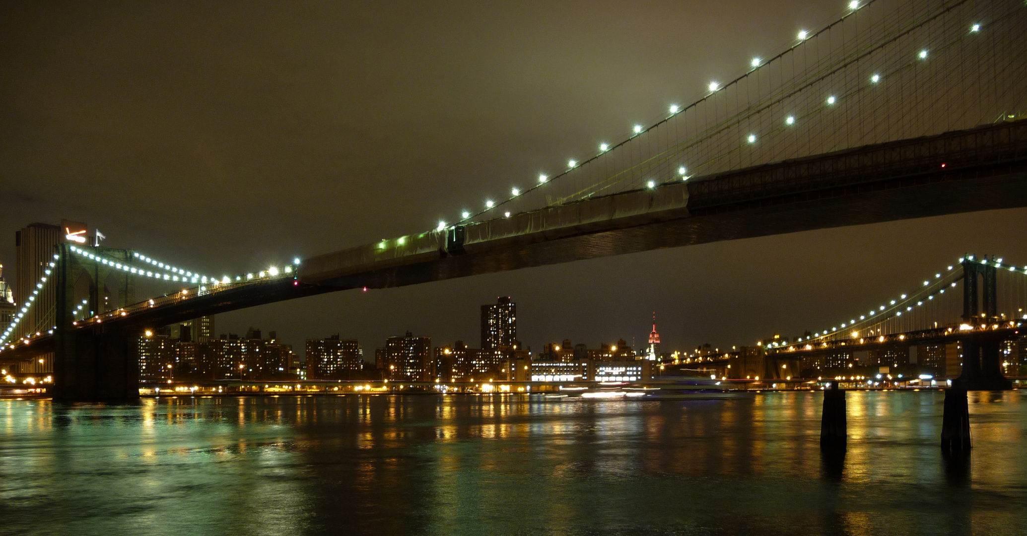 New York's Brooklyn Bridge bei Nacht
