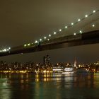 New York's Brooklyn Bridge bei Nacht