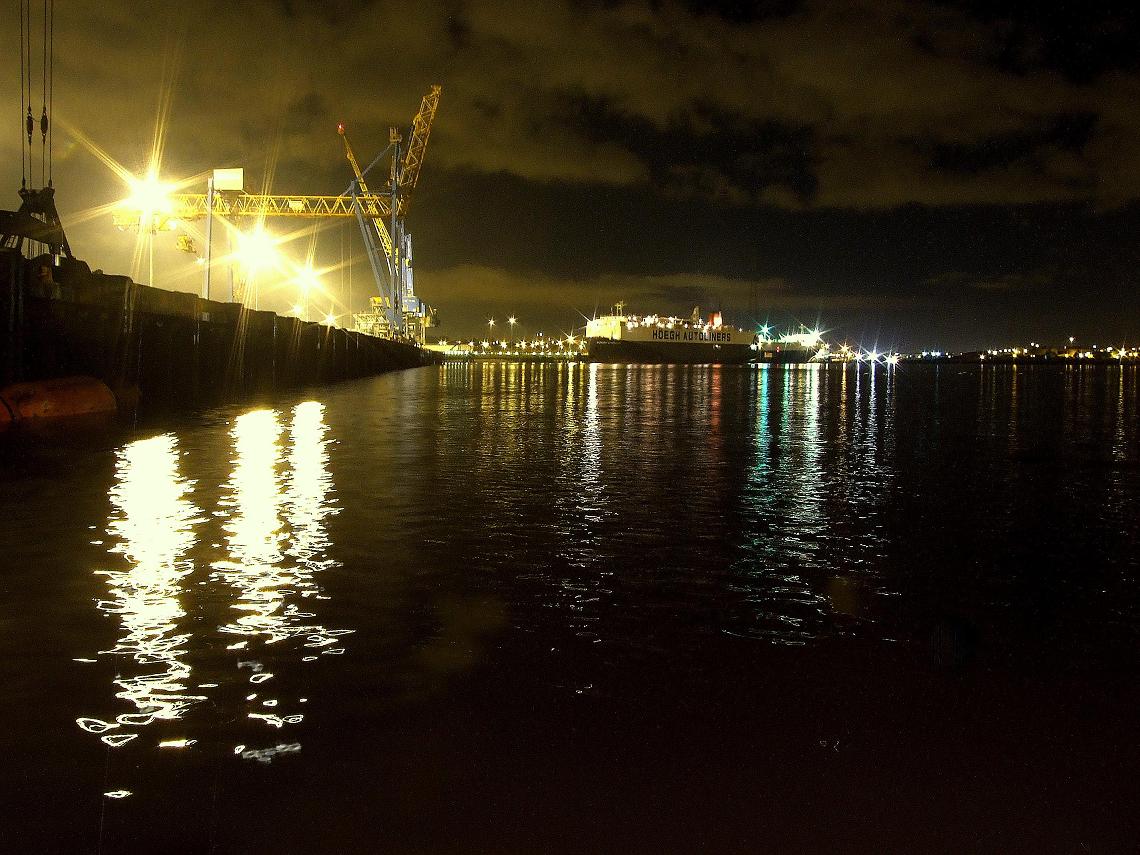 Newcastle river Tyne at night