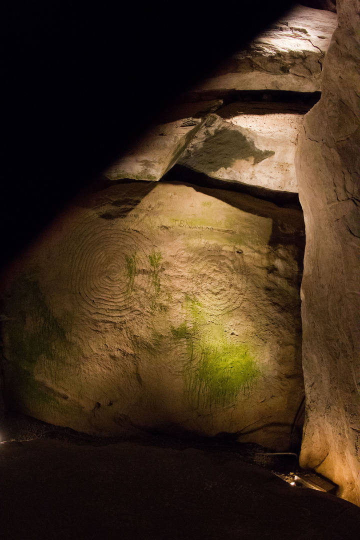 Newgrange - signs 