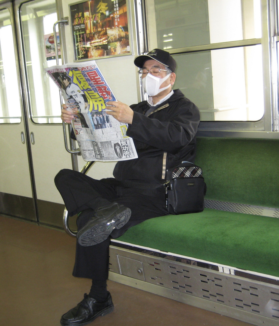 Newsletter in der U-Bahn in Tokyo