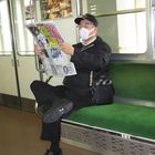 Newsletter in der U-Bahn in Tokyo