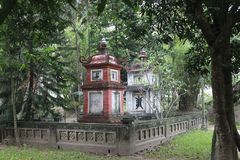 next to the one pillar pagode