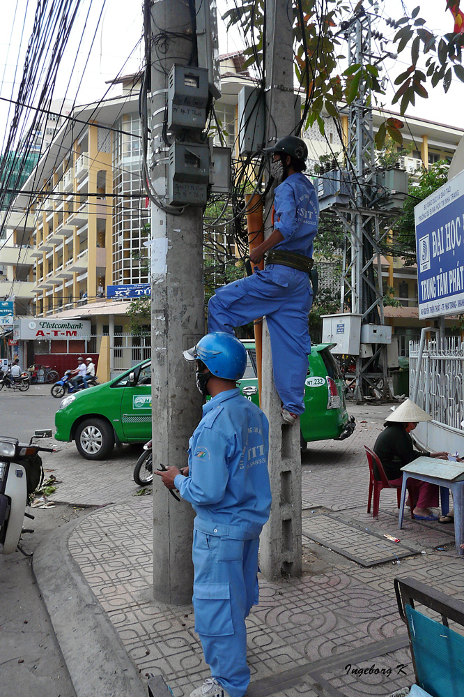 Nha Trang - Reparatur der Elektroleitungen oder Überwachungskameras?