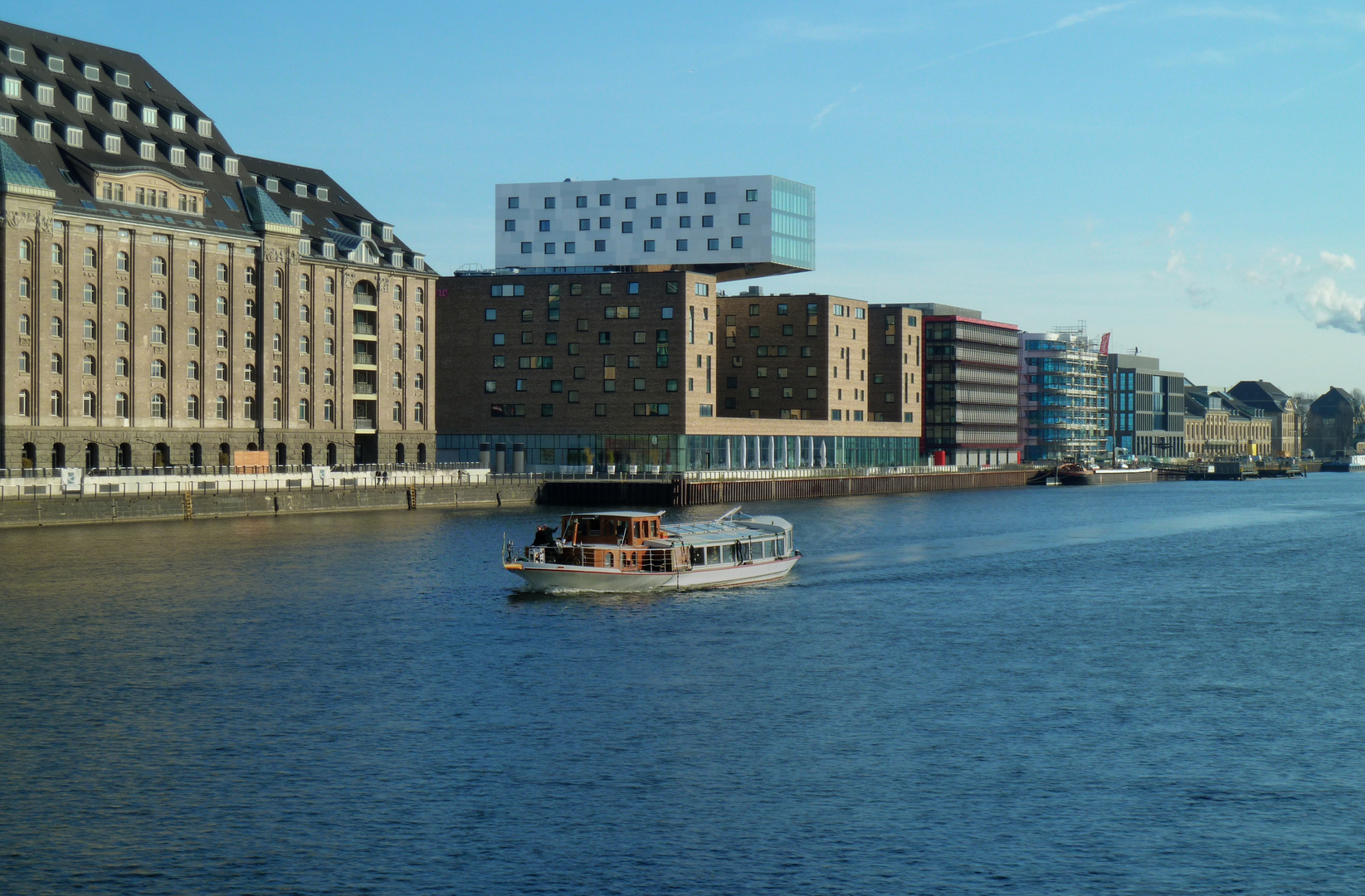 nhow Hotel mit Schiff auf himmelblau