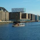 nhow Hotel mit Schiff auf himmelblau