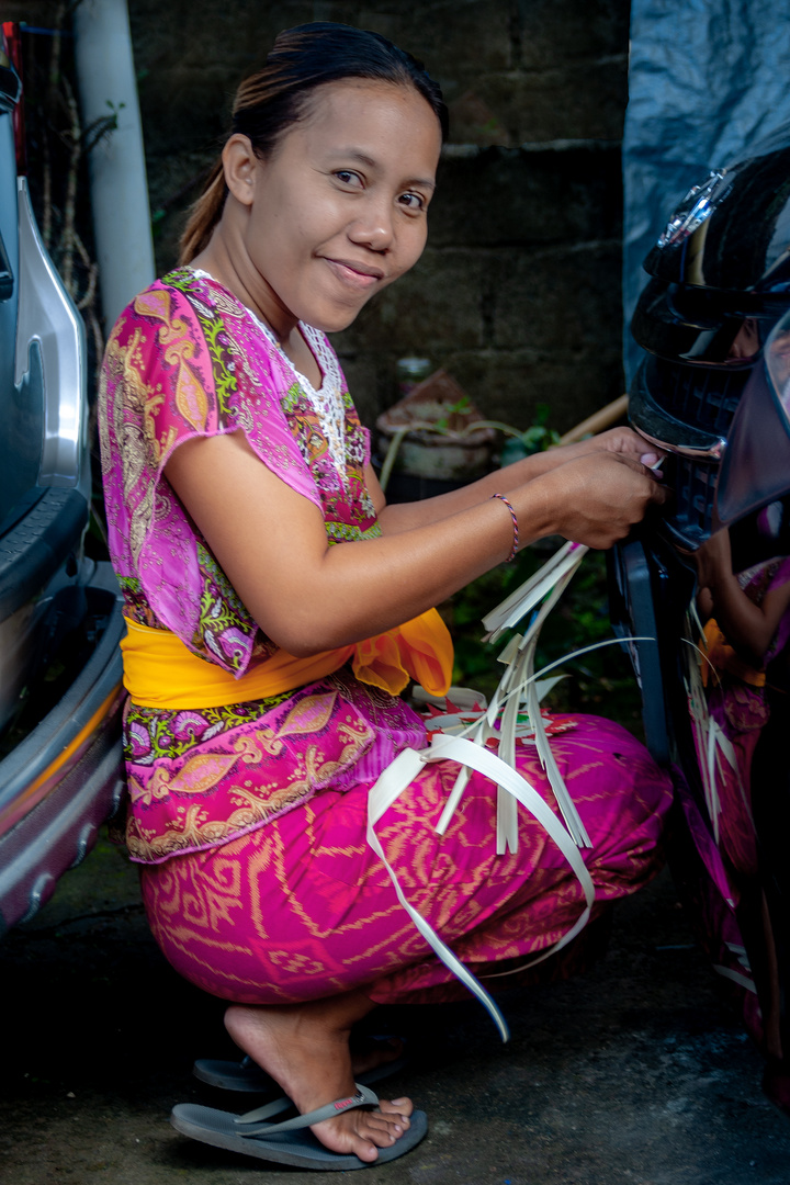 Ni Kadek Mayang Sari blessing the car