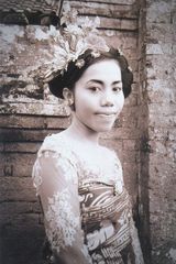 Ni Kadek Mayang Sari in traditionel wedding dress