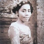 Ni Kadek Mayang Sari in traditionel wedding dress