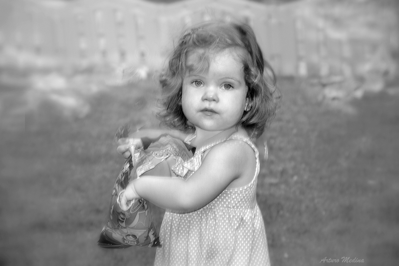 NIÑA COMIENDO CHUCHES