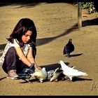 Niña con palomas