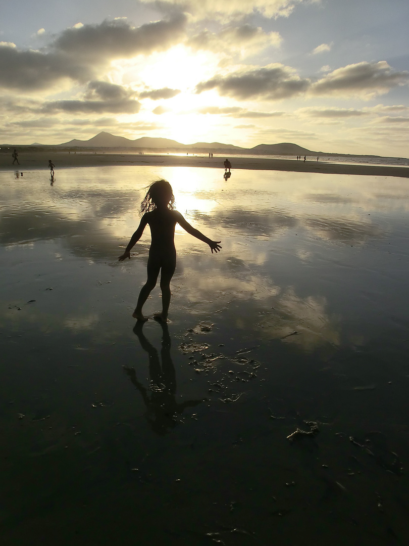 Niña de mil sonrisas... en un gran atardecer.