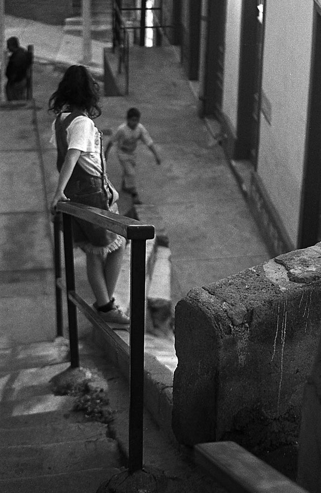 niña en la escalera