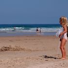 niña en playa de oyambre